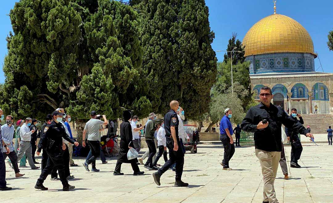 عشرات المستوطنين المتطرفين يقتحمون باحات الأقصى