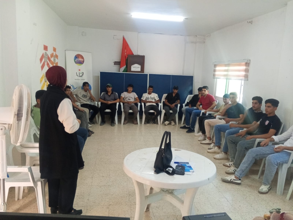 نشاطًا تدريبيًا بعنوان المهارات الحياتية في مركز شباب أدر