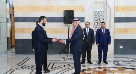 السفر الأردني في سوريا ينقل تحيات الملك للشرع ويقدم أوراقه في قصر الشعب