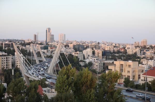 الدفع مقابل الاصطفاف في شوارع عمّان .. الأمانة تستفتي الأردنيين