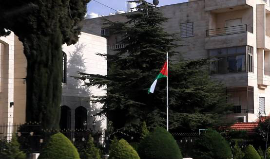 العلم الأردني أمام المباني.. رمز للانتماء والفخر الوطني