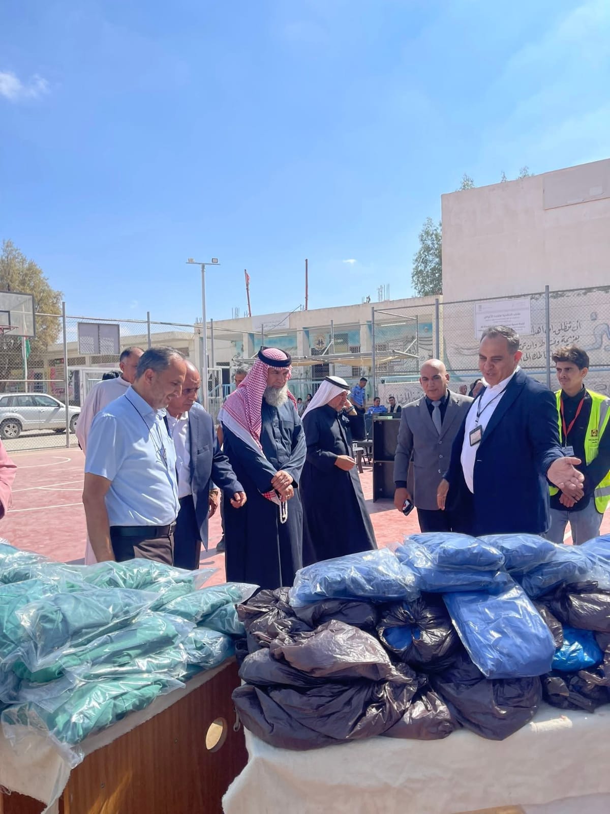 بتوزيع 1000 حقيبة ومريول وقرطاسيه مدرسية في الخالدية