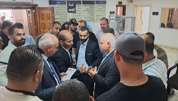البكار يحث موظفي العمل على إنجاز معاملات المراجعين دون تأخير