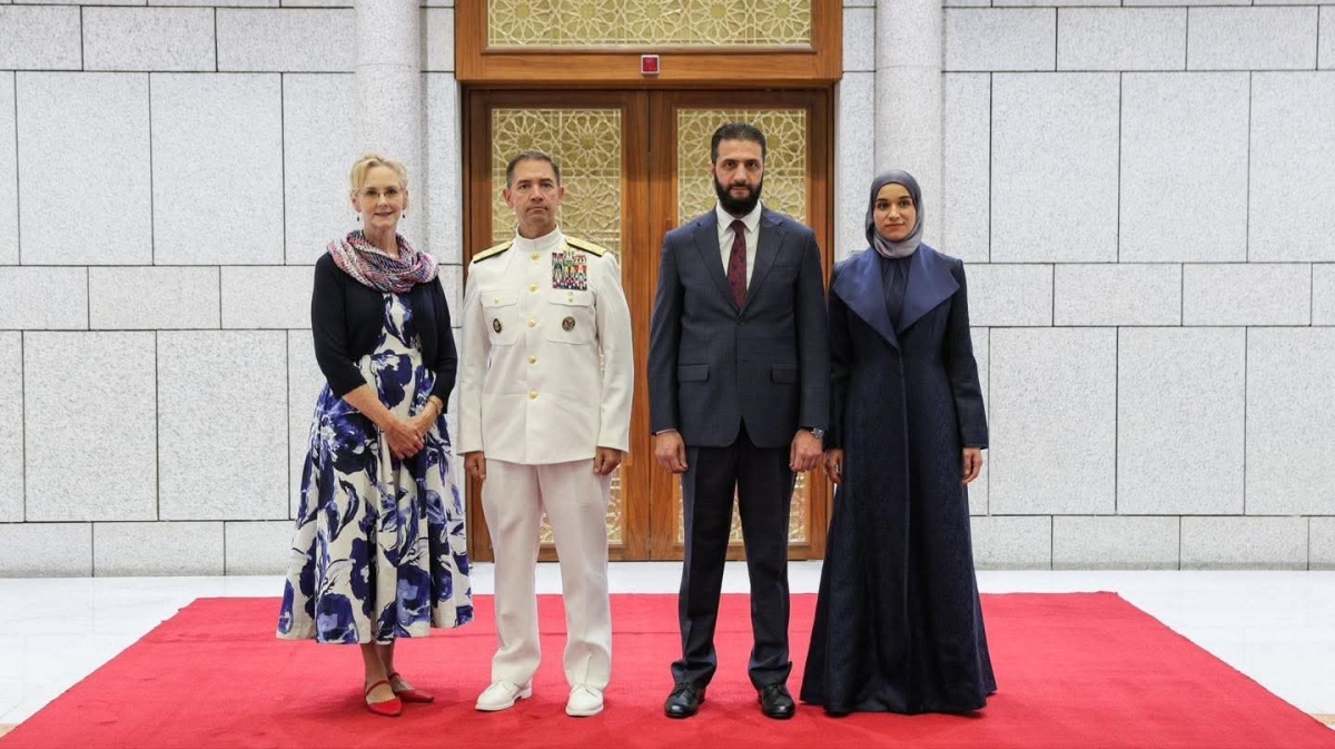 الرئيس الشرع وعقيلته يستقبلان قائد القيادة المركزية الأمريكية وعقيلته في دمشق