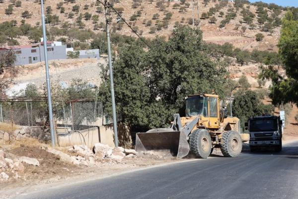 بلدية بيرين تباشر توسعة المنعطفات الخطرة