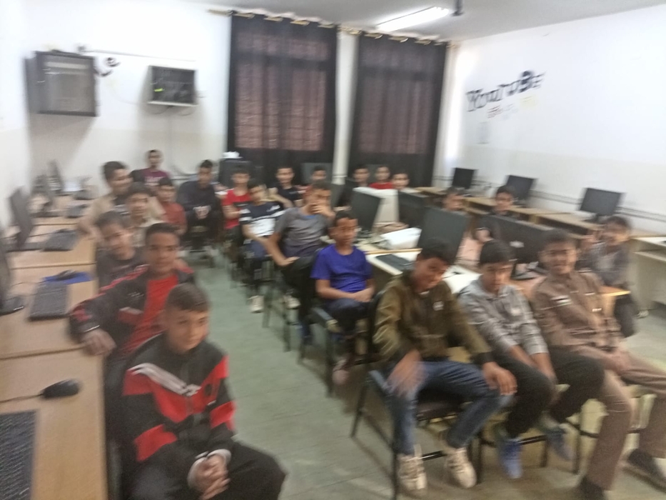 مركز شباب وشابات ذات راس ينفذ ورشة حول قيم الولاء والانتماء بالتعاون مع مدرسة عمر بن الخطاب