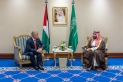 الملك يلتقي في الدوحة ولي العهد السعودي