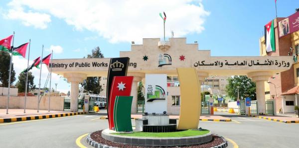 الأشغال تعيد تأهيل مدخل بلدة زحوم في الكرك