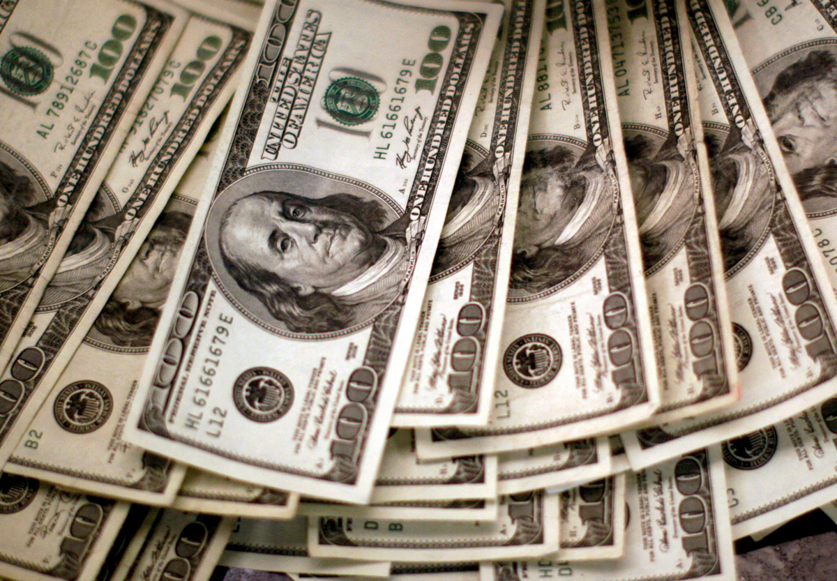 الدولار يرتفع من أدنى مستوياته في أسبوع