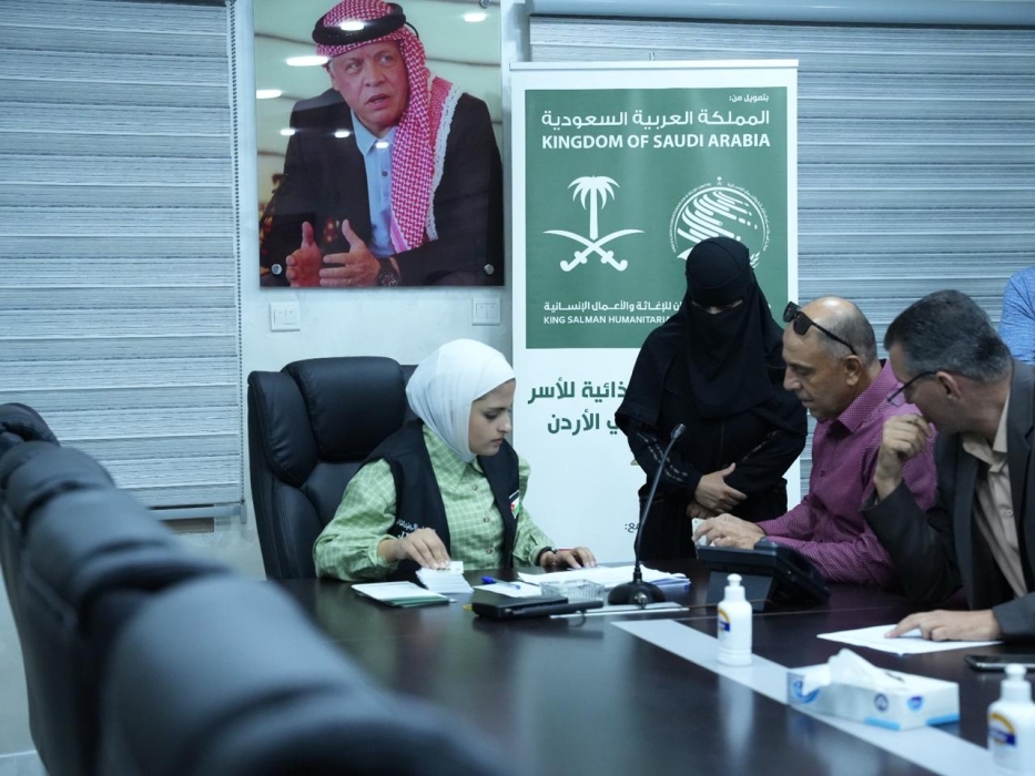 مركز الملك سلمان للإغاثة والهيئة الخيرية يستكملان مشروع المساعدات الغذائية الطارئة في الأردن