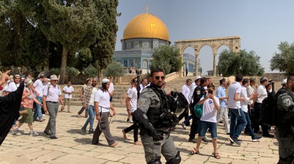 مستوطنون يقتحمون المسجد الأقصى بحماية إسرائيلية
