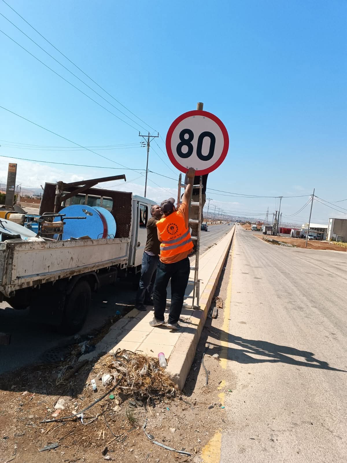 بلدية إربد تخفض سرعة المركبات على شارع البتراء إلى 80 كم بالساعة