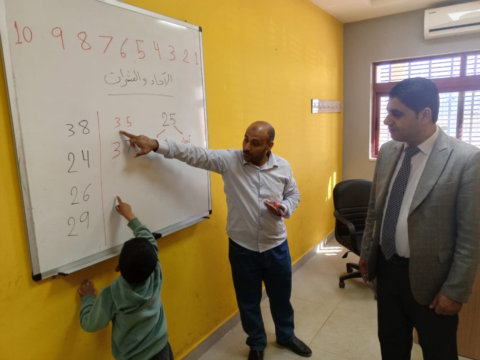 مدير تربية وتعليم لمنطقة البادية الشمالية الشرقية يتفقد عددا من المدارس