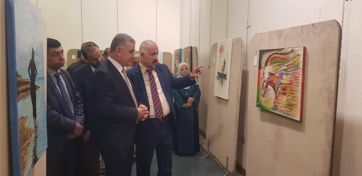 الأحمد يزور معرض الفنان د. احمد القيسي صدى الألوان