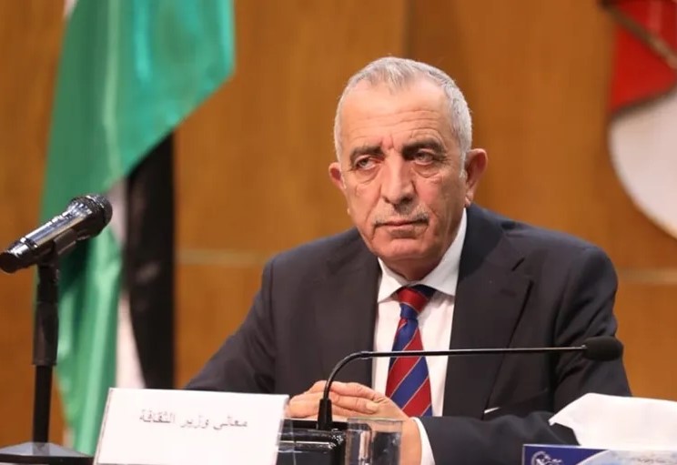 الرواشدة ينشر صورة لمنحوته تسجد البوابة الأثرية يجري العمل عليها امام مدخل المركز الثقافي في جرش