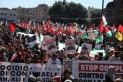 عشرات آلاف المتظاهرين في روما يهتفون : الحرية لفلسطين أوقفوا الإبادة الجماعية 