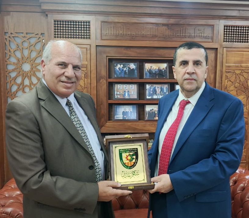 رئيس جامعة البلقاء التطبيقية يكرّم الدكتور أحمد السلامة عيّال عوّاد بمنحه درع التميّز الإداري