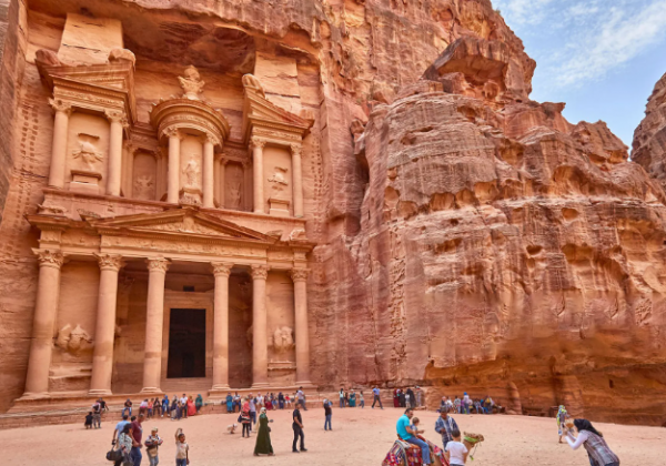 نظامان لتخفيض الكفالات المطلوبة من مكاتب السياحة وتصنيف الأدلاء