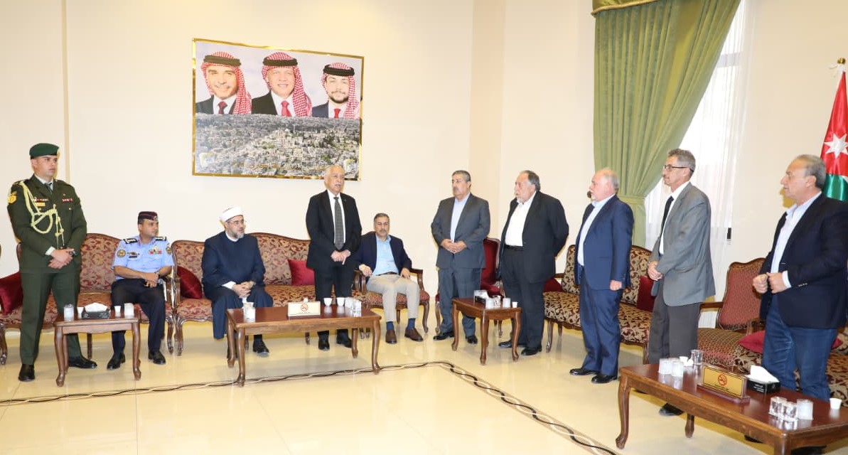 مندوبا عن الملك وولي العهد ... العيسوي يعزي آل فراج وعشيرة النوافعة