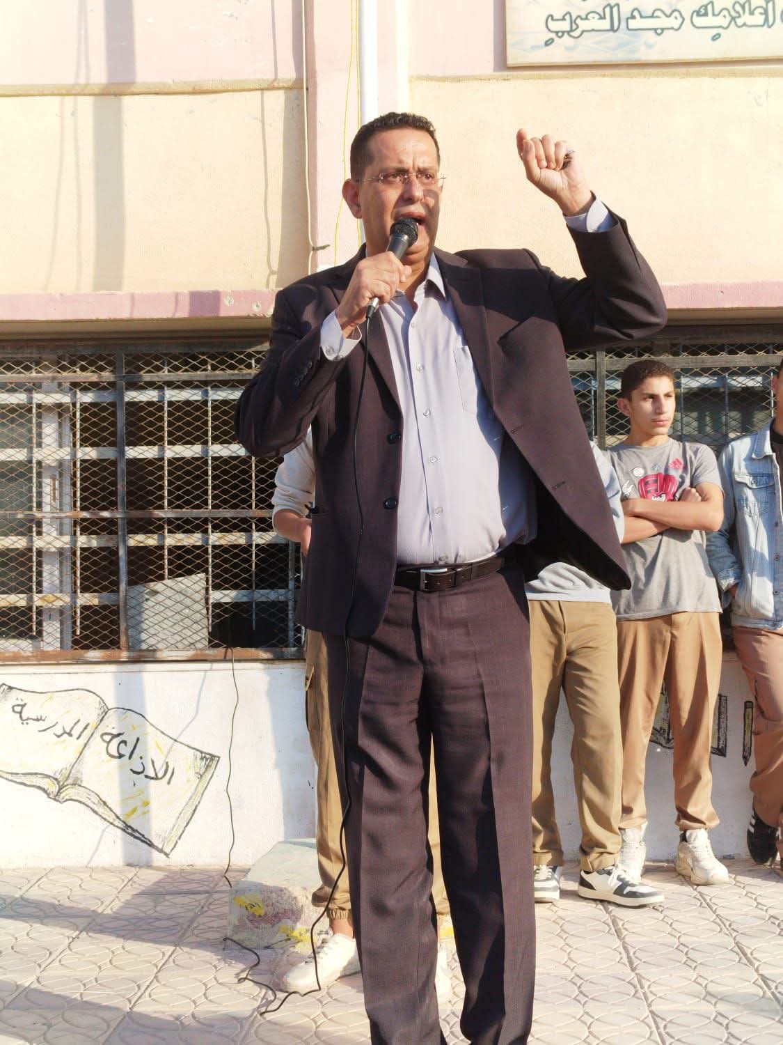 مدرسة الجاحظ الثانوية تهنئ مديرها الشجراوي في يوم المدير العالمي