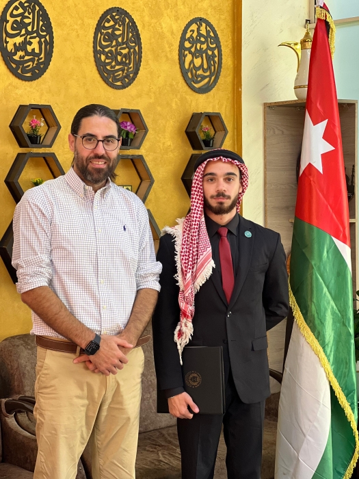 يزن هشام بدارنة يجسّد رسالة سمو الأمير الحسن للشباب في المخيم المحلي لتعزيز المشاركة السياسية