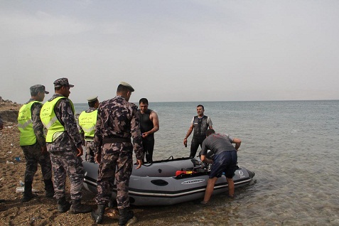 إنقاذ شخصين تعرضا للإرهاق أثناء السباحة في البحر الميت