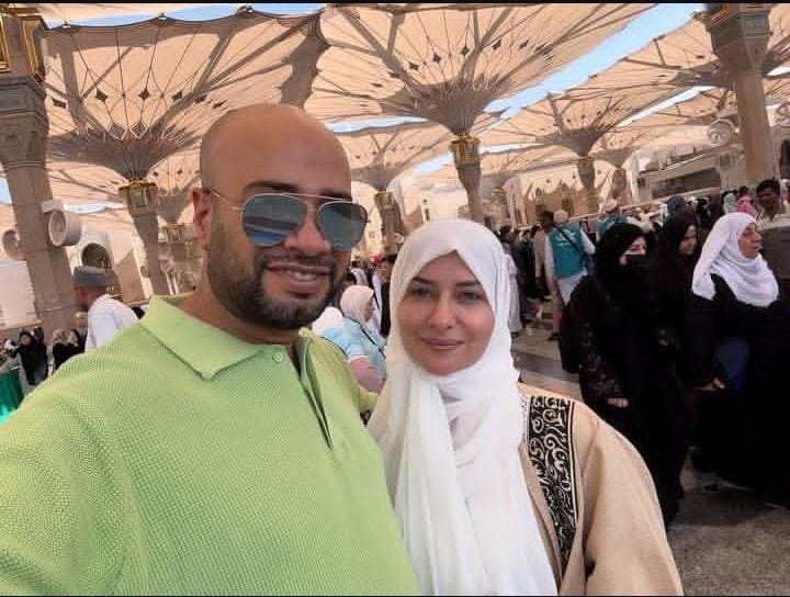 يؤديان مناسك العمرة.. أول ظهور لـ حاتم صلاح وزوجته بعد الزفاف