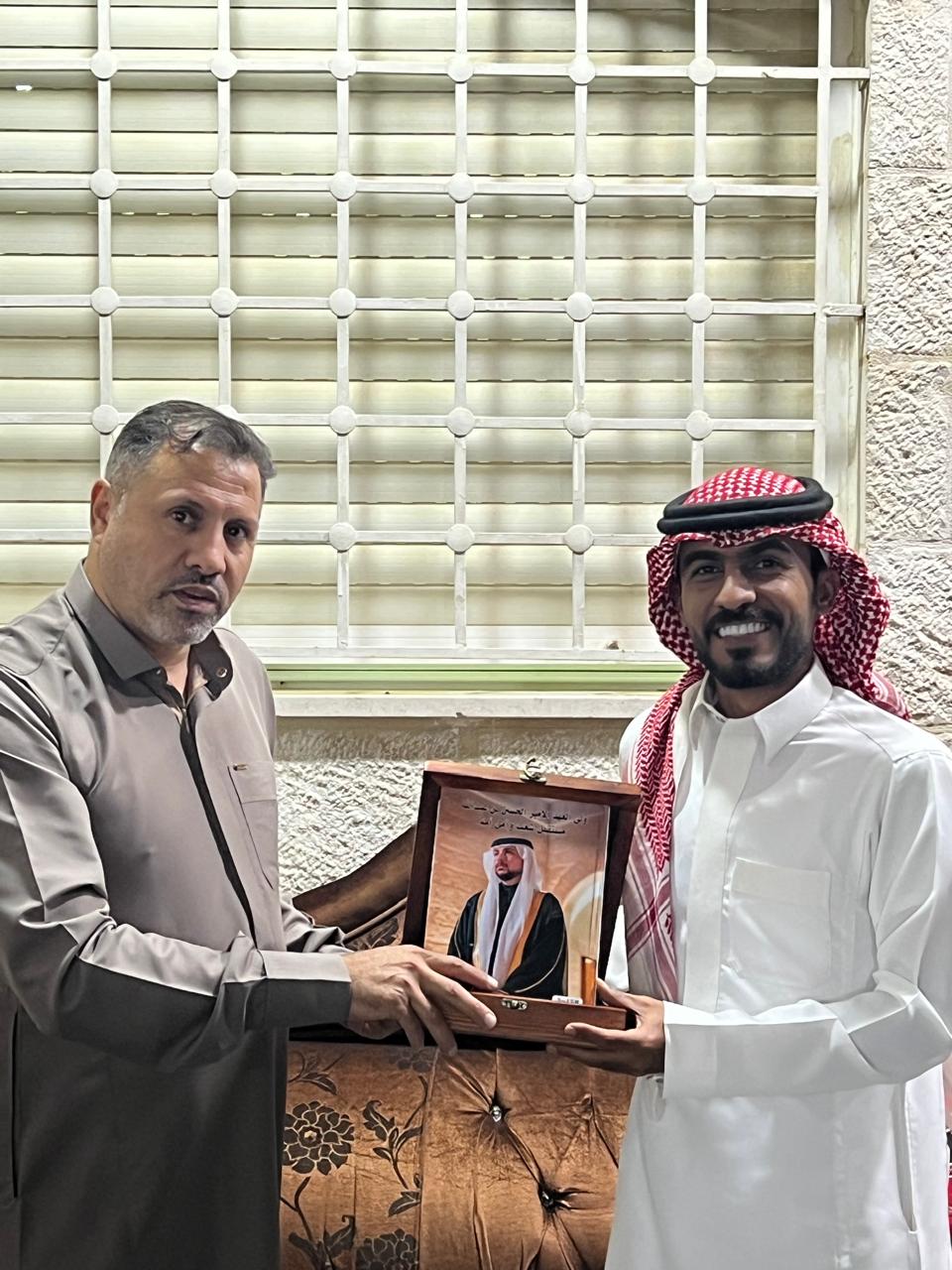 الشاعر والإعلامي مشعل العنزي في ضيافة  الزميل قاسم الحجايا  وبتسلم  نسخة من كتاب ولي العهد  ( الأمير الحسين ، مستقبل شعب وأمل أمة ) الذي أصدرته مجموعة القلعة نيوز الإعلامية