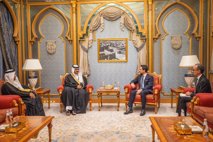 ولي العهد يلتقي رئيس الوفد البحريني المشارك بمؤتمر مبادرة مستقبل الاستثمار في الرياض