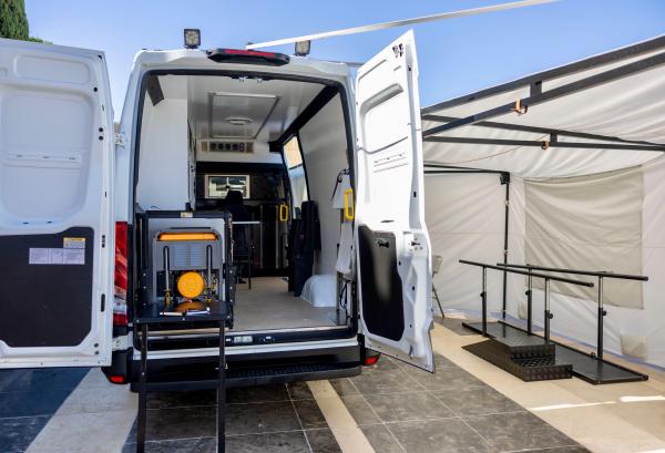 توجيهات ملكية لإرسال مركبتين إضافيتين لدعم مبتوري الأطراف في غزة