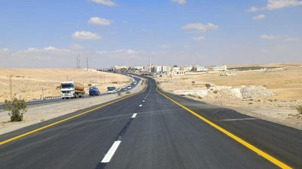 الأشغال تتعهد بإغلاق الفتحات العشوائية على طريق المفرق الصفاوي