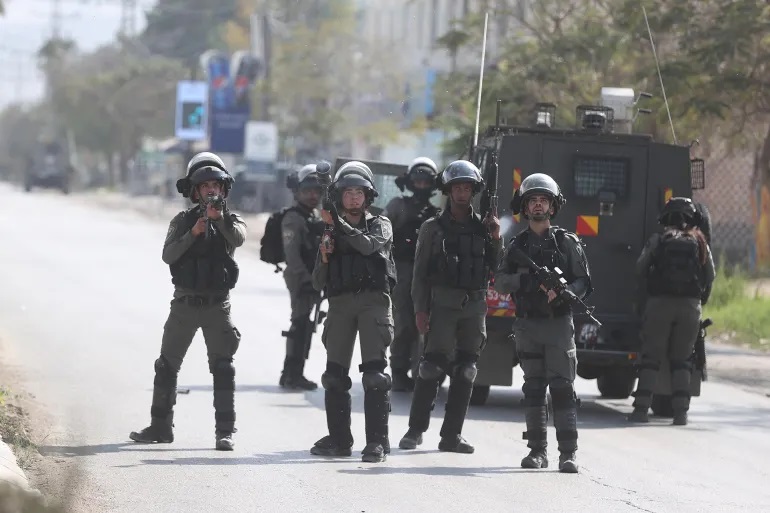 الاحتلال يصيب ويعتقل فلسطينيين بالضفة ويغلق مدينة القدس