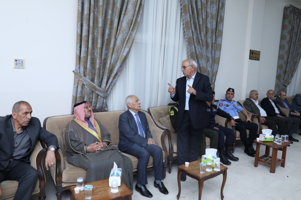مندوبا عن الملك وولي العهد. العيسوي يقدم واجب العزاء لــ(6) عشائر أردنية