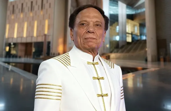 عادل إمام يتجوّل في المتحف المصري الكبير .. صور مذهلة تشعل المنصّات