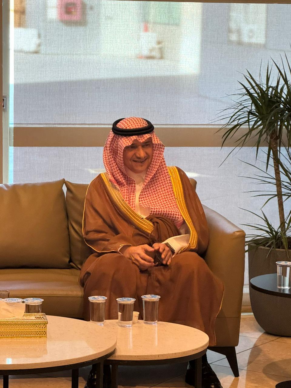 الأمير منصور بن خالد سفير خادم الحرمين الشريفين يصل إلى عمان