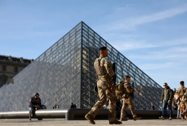 القضاء الفرنسي يتهم امرأة بالتورط في سرقة اللوفر