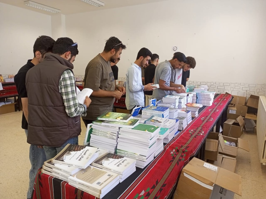 إقبال واسع على معرض مكتبة الأسرة الأردنية في جامعة الطفيلة التقنية ومركز شابات الطفيلة النموذجي