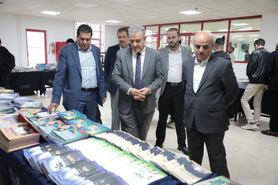 الأحمد يفتتح مركز بيع مكتبة الأسرة الأردنية في جامعة العلوم التطبيقية