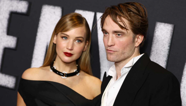 باتينسون يرد على موقف تناول الطعام من قمامة منزل جينيفر لورانس