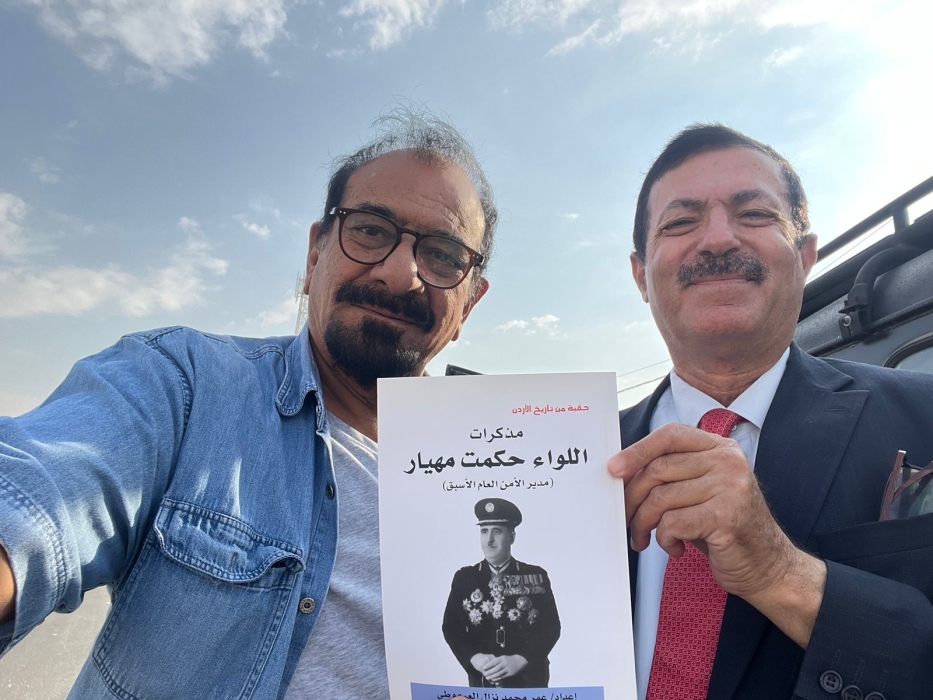 المؤرخ عمر العرموطي يقدم هدية كتاب مذكرات اللواء حكمت مهيار ( مدير الأمن العام الاسبق)  إلى الاستاذ شايش النعيمي  الكاتب والفنان والمخرج والمهتم بالتراث الشعبي