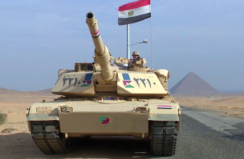 مصر.. قائد الجيش يتفقد حماة الأهرام 