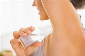 مزيل العرق.. هل يسبب السرطان؟