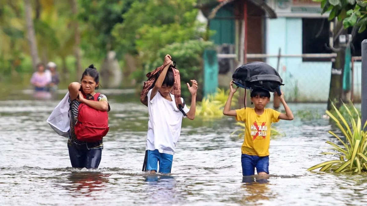 الفلبين تجلي 100 ألف شخص مع اشتداد قوة الإعصار فونج وونج