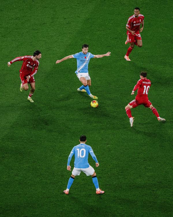 مانشستر سيتي يضرب ليفربول بثلاثية ويهدد صدارة آرسنال