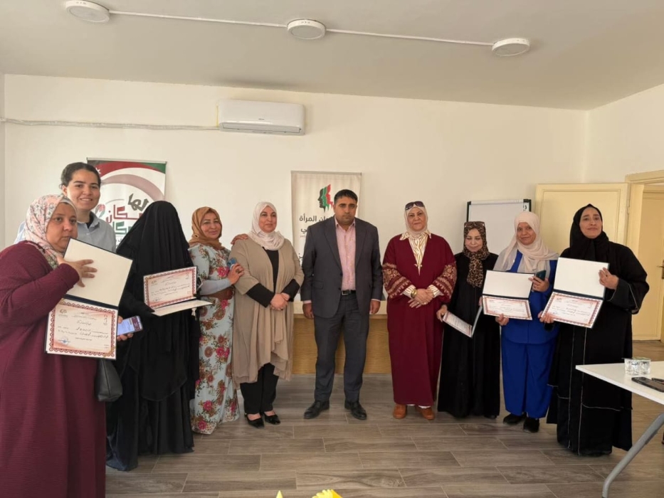 تخريج مجموعة من السيدات المشاركات في ورشة تدريبية حول فن طي الورق الياباني (الأوريغامي)
