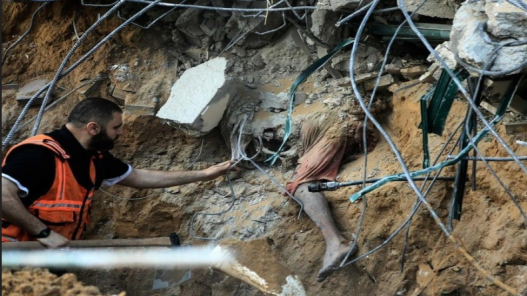 انتشال جثامين 20 شهيدا من عيادة الشيخ رضوان في مدينة غزة