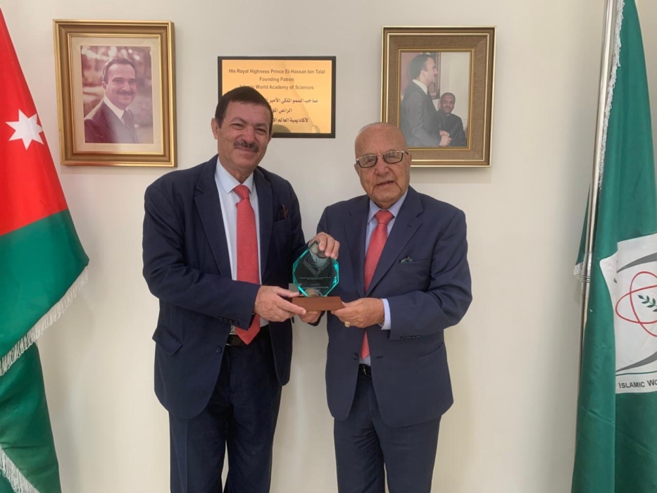 دولة الدكتور عدنان بدران  رئبس الوزراء الأسبق يقدم هدية درع أكاديمية العالم  الإسلامي للعلوم إلى  المؤرخ عمر العرموطي....الاربعاء 1211  2025