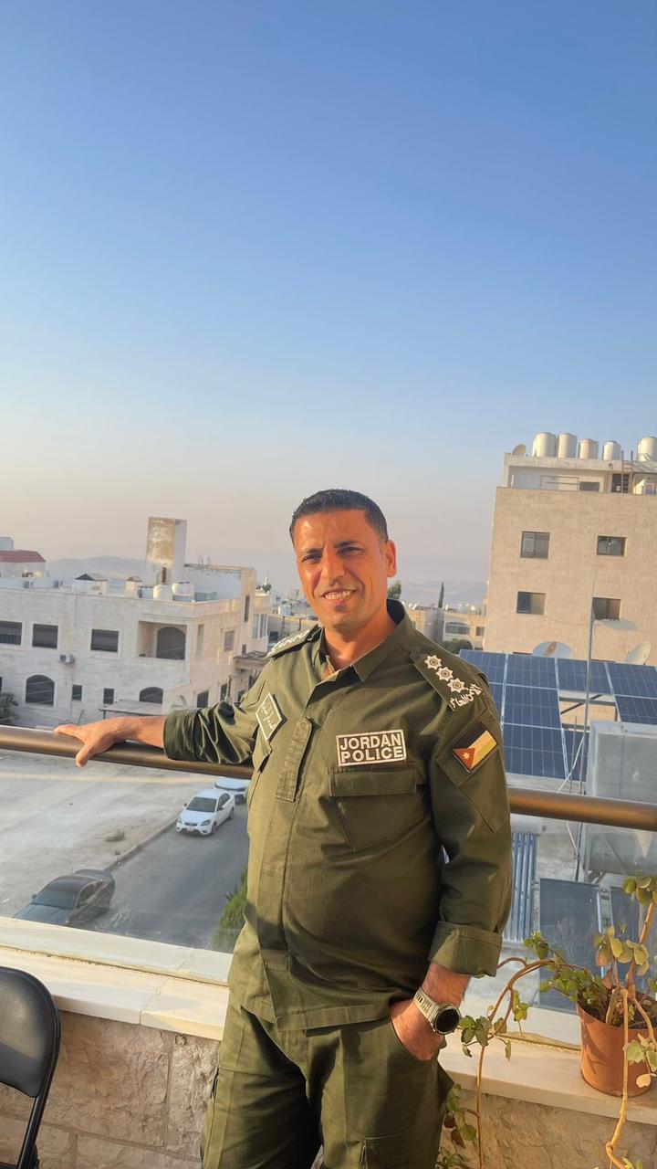 الملازم أحمد الكعابنه يهنئ النقيب محمد الشقور بمناسبة ترفيعه الى رتبة نقيب في الامن العام