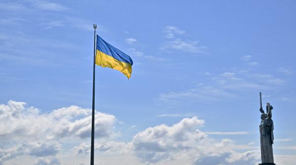 زيلينسكي يفرض عقوبات على مقرب منه على خلفية فضيحة فساد