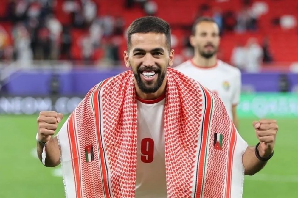 النجم الأردني علي علوان يدخل دائرة الاهتمام العالمي بعد إنجازات النشامى